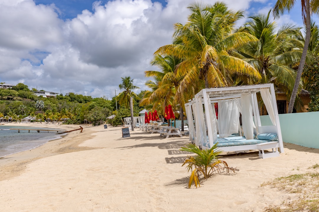 Dominica vs Antigua Cittadinanza per Investimento 2026: Chi Vince Dopo il Cambio di Prezzo?