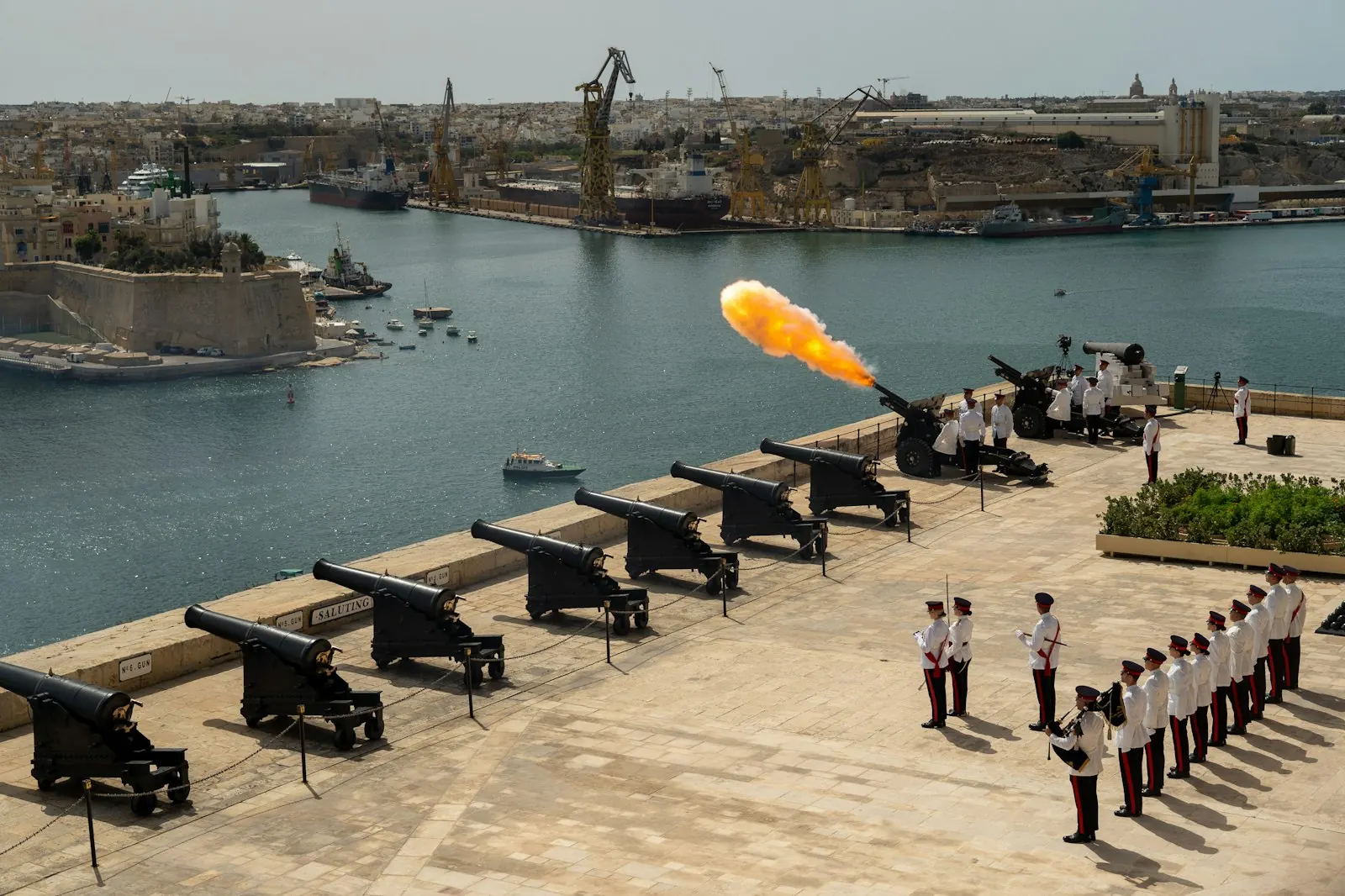 مدفعية التحية (Saluting Battery) المطلة على الميناء الكبير في فاليتا، مالطا