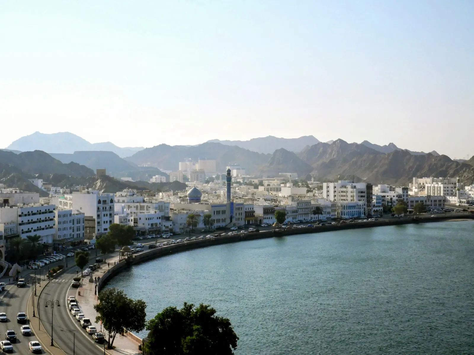 Die Corniche von Mutrah und der Hafen in Maskat, Oman: Oman Golden Visa