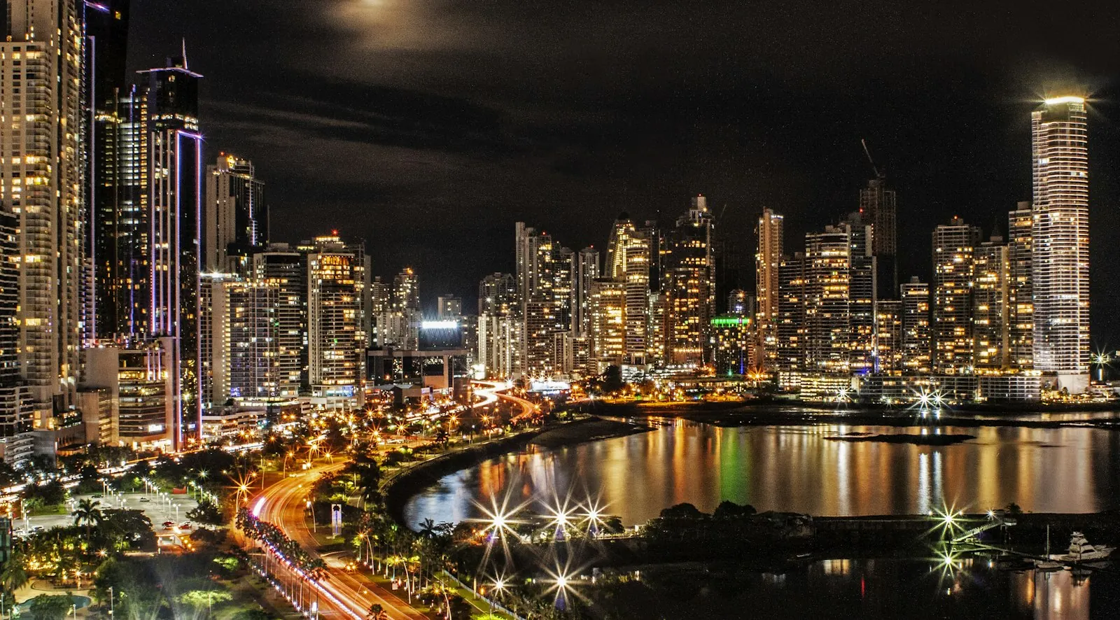 Les gratte-ciel de la ville de Panama la nuit, vus de l’autre côté de la baie : résidence permanente Investisseur Qualifié du Panama