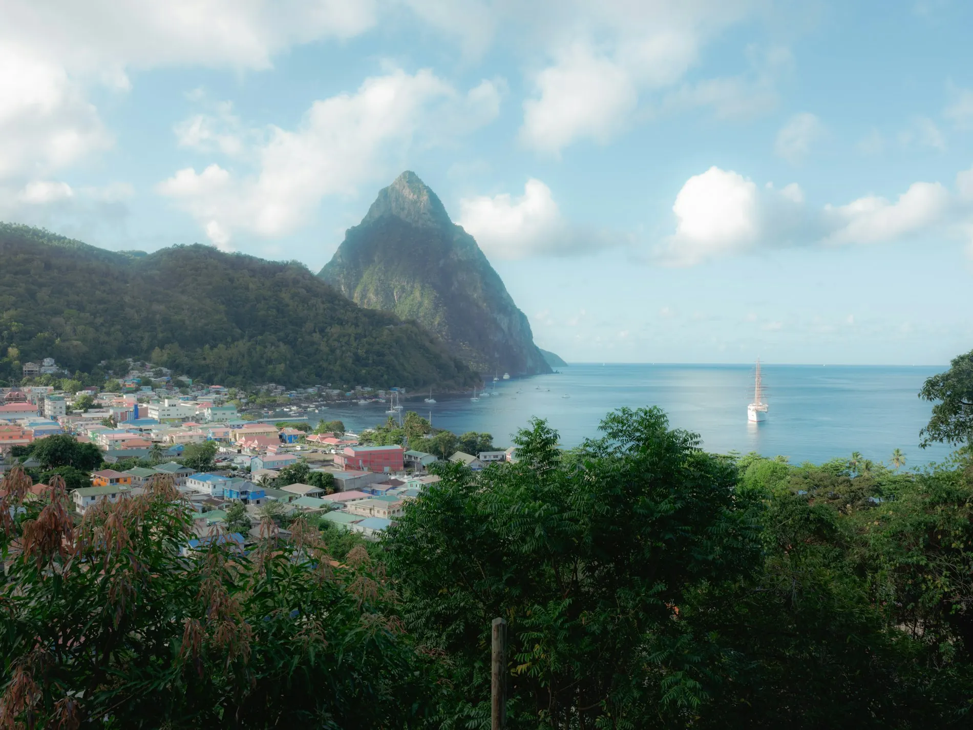 Petit Piton above Soufrière bay, Saint Lucia: St Lucia citizenship by investment, Renovación de Pasaporte de Santa Lucía: tasas, documentos y proceso (2026)